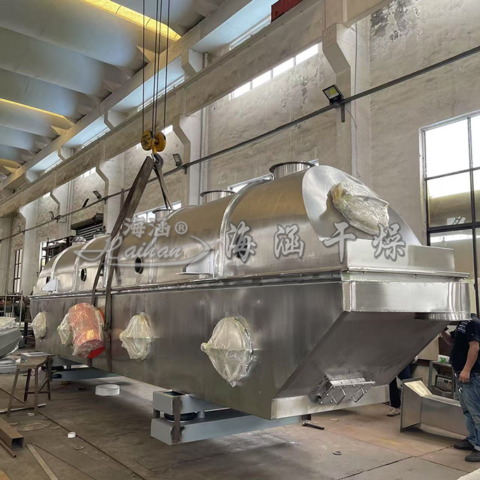 振动电机或偏心块的设计参数（频率、振幅）如何影响流化效果？